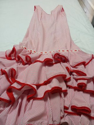 Traje de flamenca rojo y blanco de mujer y niña