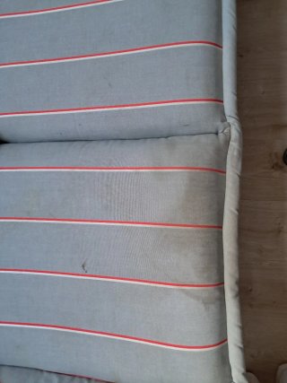 Sofá de 2 plazas gris con rayas rojas
