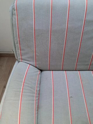 Sofá de 2 plazas gris con rayas rojas
