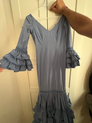 Traje de flamenca azul con volantes