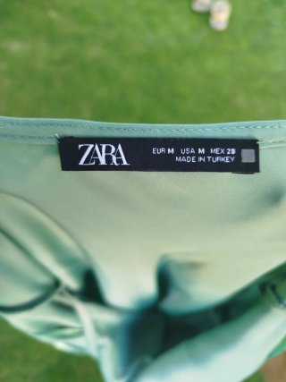 Vestido invitada aguamarina de zara
