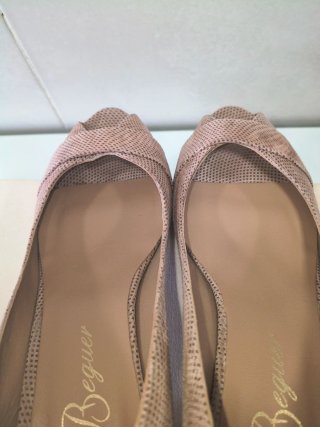 Zapatos y bolso de mujer color beige