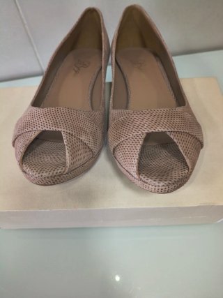 Zapatos y bolso de mujer color beige