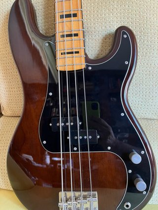 Bajo Squier Fender Classic Vibe 70 + Funda