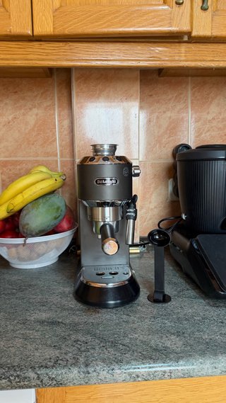 Cafetera De'Longhi Dedica EC685.BK Negra