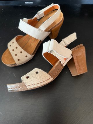 Sandalias ART Beige y Blancas