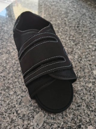 Zapato ortopédico ajustable.