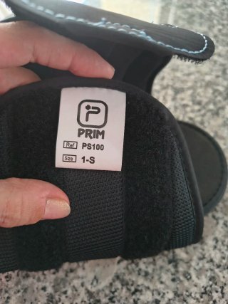 Zapato ortopédico ajustable.