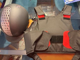 Casco y chaleco equitación