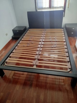 Cama 1.35x1.99 con somier y 2 mesillas