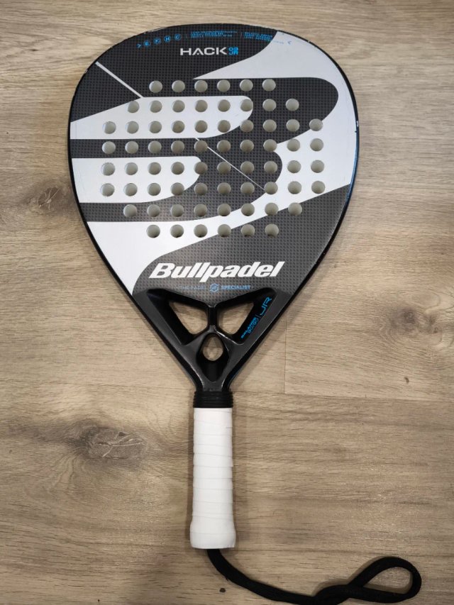 Foto del anuncio de segunda mano: Pala Padel Bullpadel Hack 02 JR