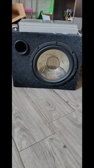 Se vende equipo de música para coche. Buen estado.