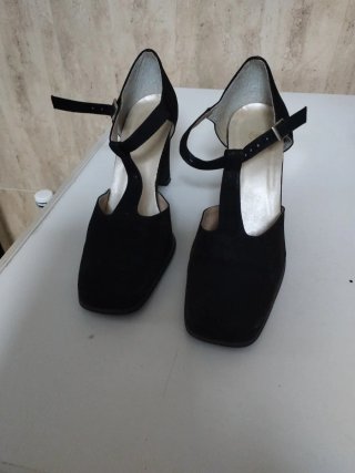 Zapatos de tacón negros con tira
