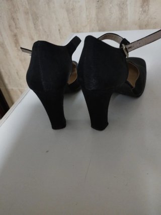 Zapatos de tacón negros con tira