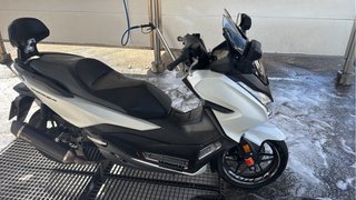 Honda Forza 125 Maxi Scooter Blanca y Negra