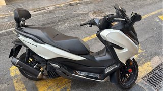 Honda Forza 125 Maxi Scooter Blanca y Negra