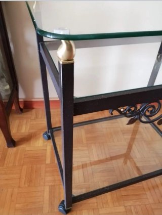 Mesa auxiliar cristal y metal con ruedas
