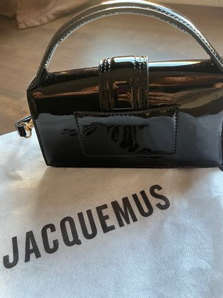 Bolso Jacquemus charol negro