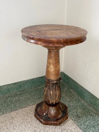 Mesa auxiliar de mármol tallado