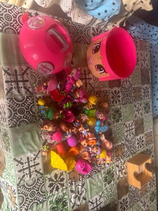 Cubo LOL con muñecas