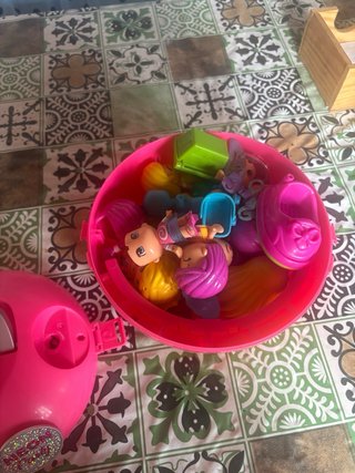Cubo LOL con muñecas