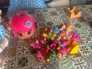 Cubo LOL con muñecas