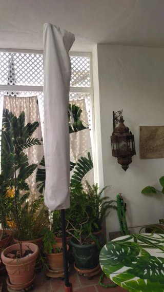 Sombrilla beige con pie de hierro