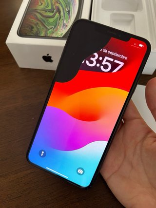 iPhone XS Max 64 GB en caja con pantalla rota