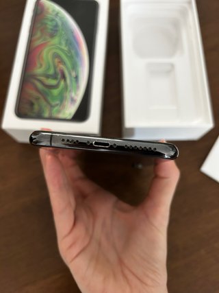 iPhone XS Max 64 GB en caja con pantalla rota