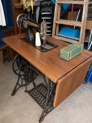 Máquina de coser SINGER antigua pedal