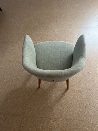 Silla tapizada verde con patas de madera