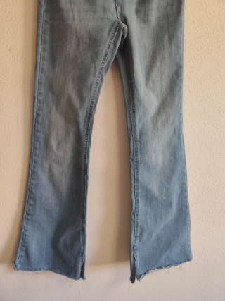 Pantalón de chica talla 32 de Stradivarius.