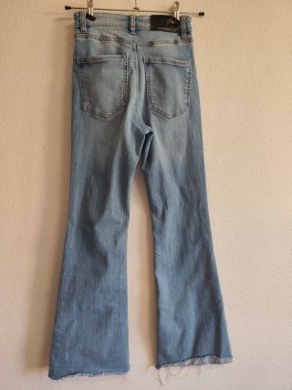 Pantalón de chica talla 32 de Stradivarius.