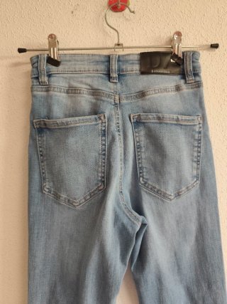 Pantalón de chica talla 32 de Stradivarius.