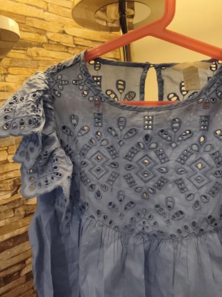 Blusa azul mujer bordada