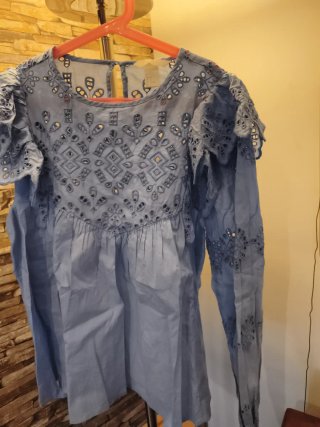 Blusa azul mujer bordada