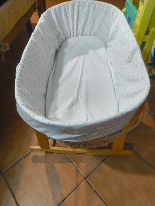 Moisés con soporte de madera