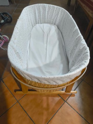 Moisés con soporte de madera