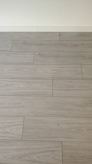 Tarima flotante madera gris