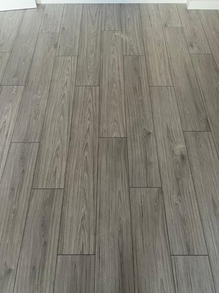 Tarima flotante madera gris