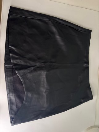 Falda de cuero corta negra Stradivarius