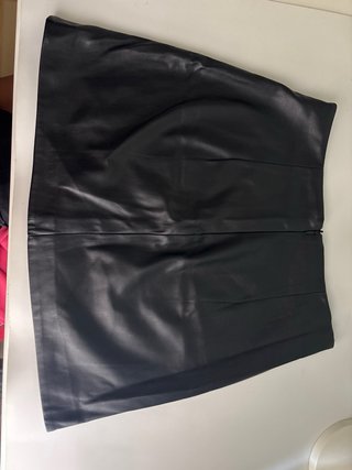 Falda de cuero corta negra Stradivarius