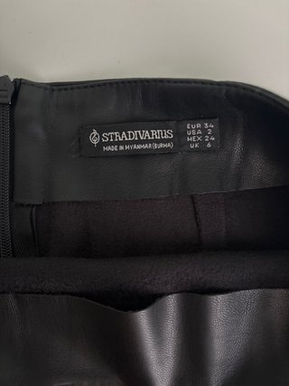Falda de cuero corta negra Stradivarius