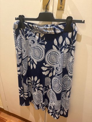 Falda estampada flores azul y blanco