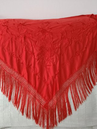 Mantón bordado rojo con flecos