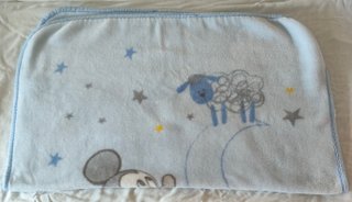 Manta cuna Mickey y oveja azul