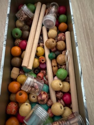 Bolas de madera naturales y pintadas