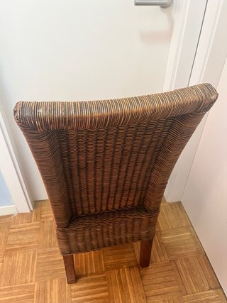 Silla de mimbre alta