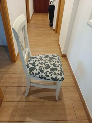 Sillas macizas  de comedor con tapizado floral