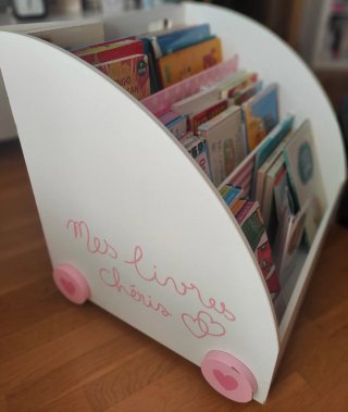 Librería infantil blanca y rosa con ruedas